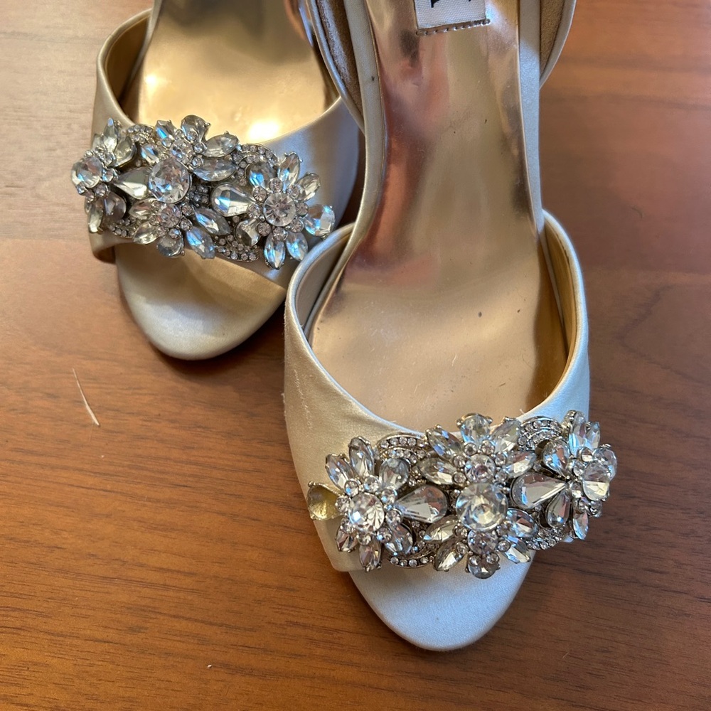 Badgley Mischka Heels Pumps Satin Rhinestone Sz 6W Giana Open Toe d’Orsay